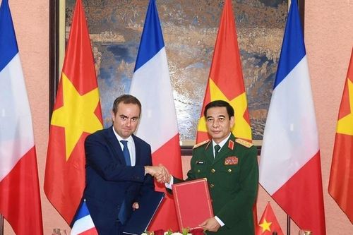 Bộ trưởng Quốc phòng Việt Nam và Bộ trưởng Quân đội Pháp hội đàm và kí Ý định thư tăng cường hợp tác