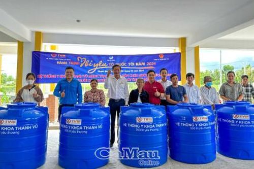 Trao tặng 16.800 lít nước lọc và 20 bồn chứa nước cho người dân vùng hạn