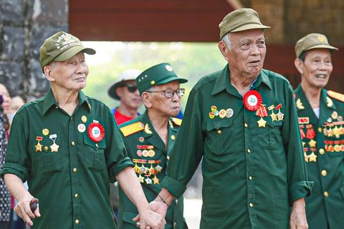 Cái nắm tay nghĩa tình của chiến sĩ Điện Biên ngày hội ngộ