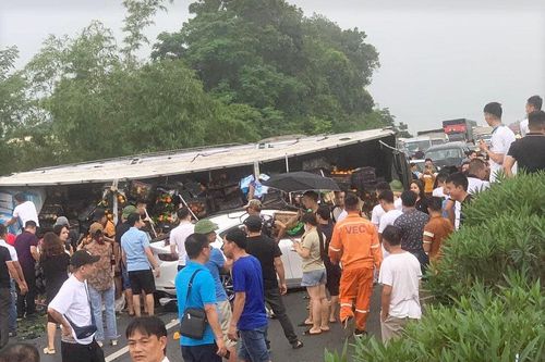 Xe tải lật chắn ngang cao tốc Nội Bài-Lào Cai sau cú tông liên hoàn giữa 6 ô tô