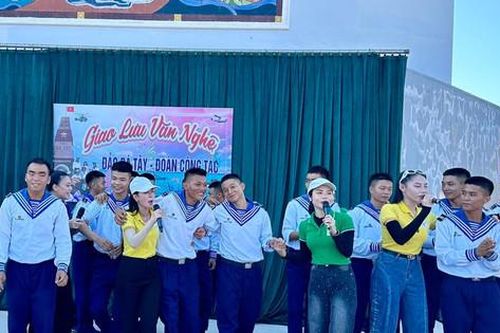 Tự hào mang tiếng hát đến Trường Sa