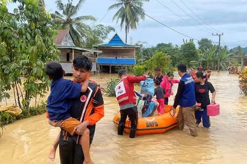 Mưa lũ khắc nghiệt tàn phá hàng loạt quốc gia