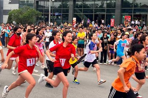 Gần 300 VĐV quận Hà Đông tham gia chung kết Giải chạy Báo Hànôịmới lần thứ 49