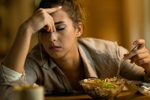 10 loại thực phẩm dễ ảnh hưởng đến người bị đau nửa đầu