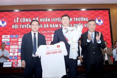 Tân HLV trưởng ĐT Việt Nam Kim Sang Sik lần đầu nhắc đến HLV Park Hang-seo