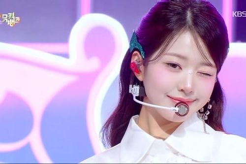 Jang Wonyoung lén làm điều này trong lúc trình diễn, netizen: 'Dễ thương quá!'