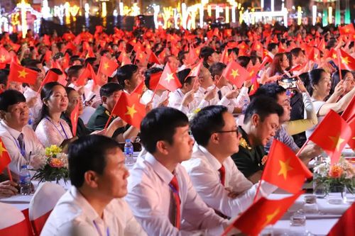 Thanh Hóa: Hàng nghìn người theo dõi cầu truyền hình 'dưới lá cờ quyết thắng'