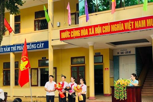 Quảng Trị: Tuyên dương 5 học sinh trao trả đồ nhặt được cho người đánh mất
