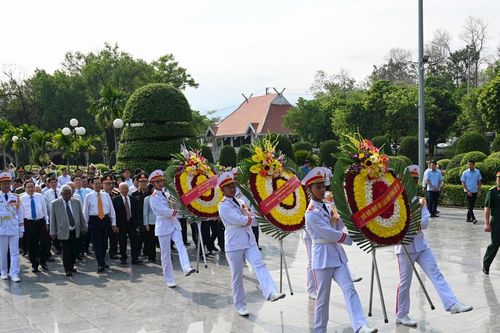 Tri ân các anh hùng liệt sĩ nhân kỷ niệm 70 năm Chiến thắng Điện Biên Phủ
