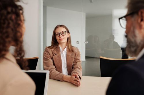 Thế hệ nhờ bố mẹ tìm việc, đưa bố mẹ đi phỏng vấn