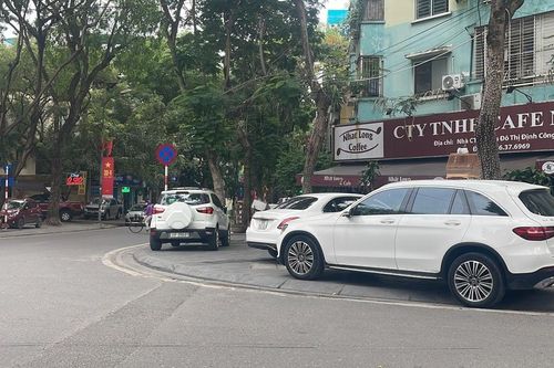 Hàng loạt xe ô tô dừng đỗ sai quy định trong khu đô thị Định Công