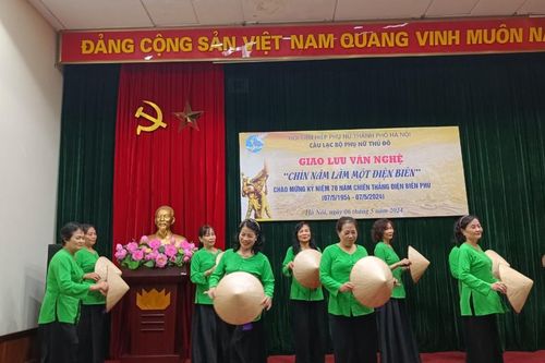 Phụ nữ Thủ đô tổ chức giao lưu văn nghệ 'Chín năm làm một Điện Biên'