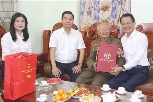 Chủ nhiệm UBKT Thành ủy thăm, tặng quà thân nhân liệt sĩ tại huyện Gia Lâm