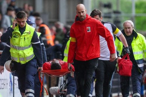 Cựu cầu thủ Arsenal bất tỉnh 10 phút trên sân, nguy cơ 'xuất huyết não' khi lĩnh trọn trái bóng vào đầu