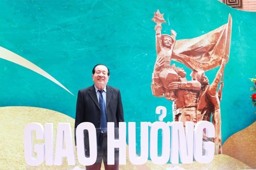 Điện Biên Phủ - nguồn cảm hứng bất tận - Hữu Thỉnh với trường ca 'Giao hưởng Điện Biên': 'Nhìn lên hoa ban nở…'