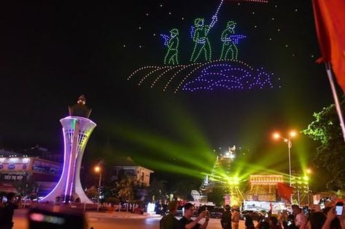 Choáng ngợp màn trình diễn ánh sáng ấn tượng trên bầu trời Điện Biên