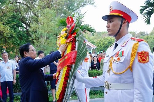 Thủ tướng Phạm Minh Chính dâng hương, dâng hoa tưởng niệm, tri ân các Anh hùng, liệt sĩ tại Điện Biên Phủ