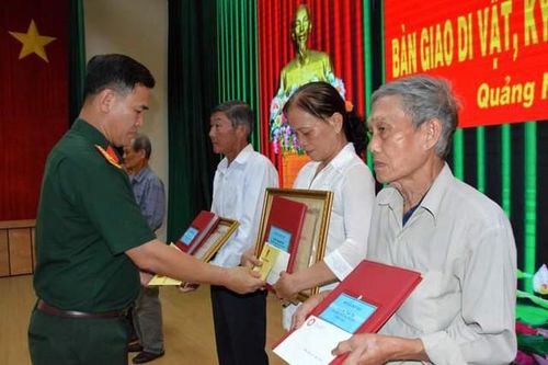Bàn giao di vật, kỷ vật của liệt sĩ về với thân nhân, gia đình tại Quảng Ngãi