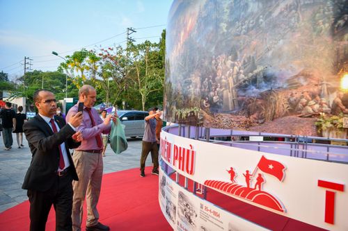 Du khách tại Điện Biên thích thú với Triển lãm tương tác tranh panorama