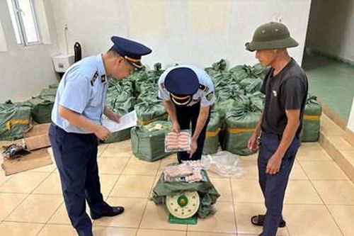 Phát hiện, thu giữ 2 tấn xúc xích không rõ nguồn gốc tại Quảng Ninh