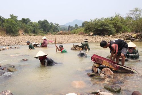 'Vàng tặc' lộng hành, chính quyền loay hoay tìm cách đẩy đuổi