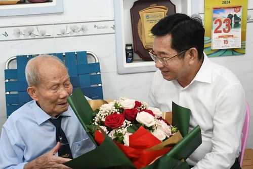 Chủ nhiệm Ủy ban Kiểm tra Thành ủy TPHCM Dương Ngọc Hải thăm hỏi các chiến sĩ Điện Biên