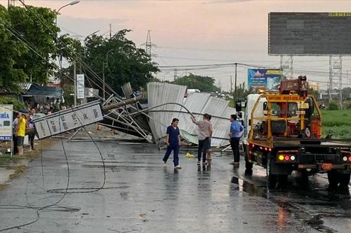 Tiền Giang, Long An: Nhà tốc mái, rau màu ngã đổ sau mưa