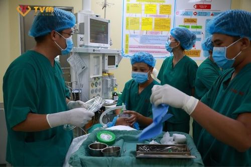 Lấy dị vật ấu trùng ra khỏi tai bé 16 tháng tuổi