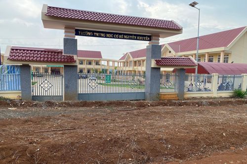 Vướng đền bù, trường học hơn 50 tỷ đồng ở Đắk Lắk bị khóa cổng chính