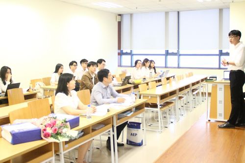 Trường ĐH KTQD: Sinh viên chương trình chất lượng cao bảo vệ chuyên đề thực tập