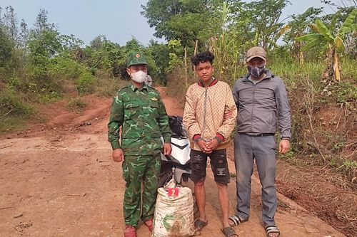 Bắt giữ đối tượng vận chuyển trái phép 35kg thuốc nổ từ Lào vào Việt Nam