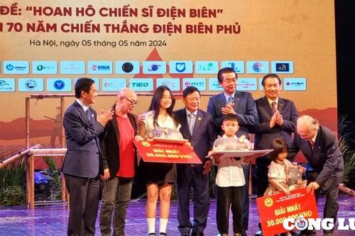 Các họa sĩ nhí nhận giải thưởng vẽ tranh về Điện Biên Phủ