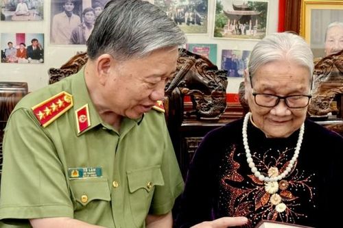 Đại Tướng Tô Lâm, Bộ trưởng Bộ Công an thăm, tặng quà tri ân các gia đình có công với cách mạng tại Thanh Hóa