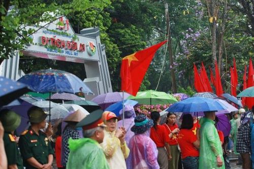 Hàng nghìn người 'đội mưa' đổ về di tích đồi A1