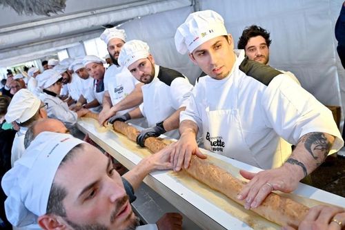 Chiếc bánh mì baguette lập kỷ lục dài nhất thế giới