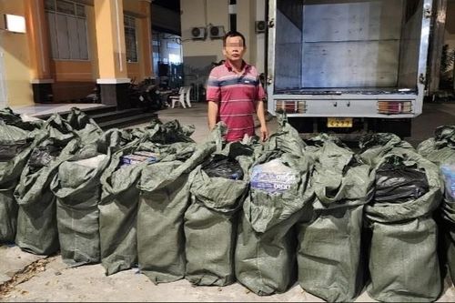 Tạm giữ đối tượng vận chuyển hơn 29.000 gói thuốc lá lậu