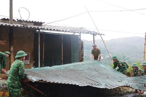 Cán bộ, chiến sĩ biên phòng Lai Châu giúp dân khắc phục hậu quả do dông lốc