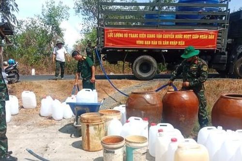 Bộ đội chở nước sinh hoạt đến hàng trăm hộ dân vùng hạn mặn ở biên giới