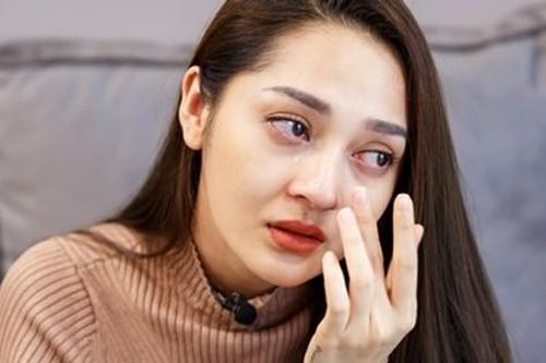 Showbiz 6/5: Bảo Anh sinh con lúc khủng hoảng