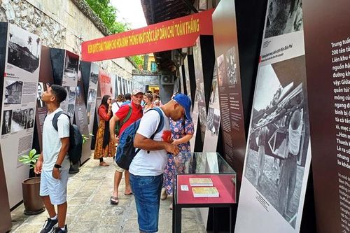 Trưng bày 'Khoảng trời mới': Tái hiện ký ức lịch sử hào hùng