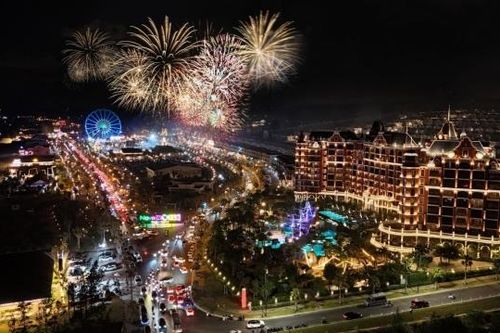 Biển người đổ về NovaWorld Phan Thiet trong dịp lễ 30/4