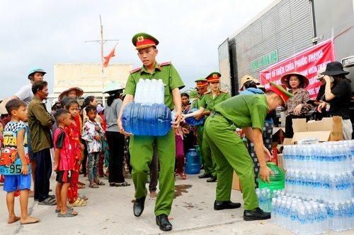 Tặng nước ngọt cho người dân vùng hạn, xâm nhập mặn