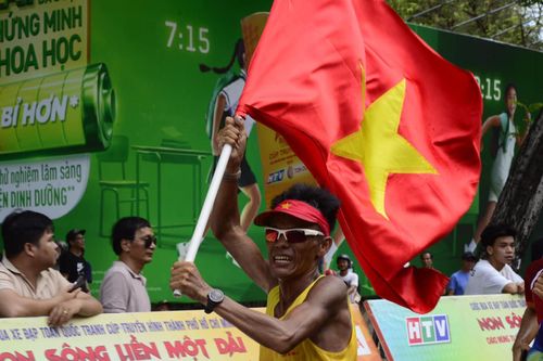 'Người không phổi' Nguyễn Văn Long chạy tại Hành trình về Làng Sen 2024
