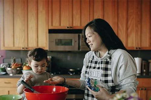 Cho cháu nội 4 triệu mỗi tháng, tôi giận run người khi biết bí mật của con dâu