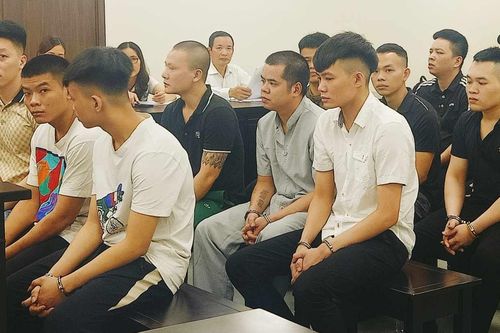 Nhóm 12 người bịt mặt, dùng đoạn mía làm hung khí dồn bắt 'con nợ' ở Hà Nội