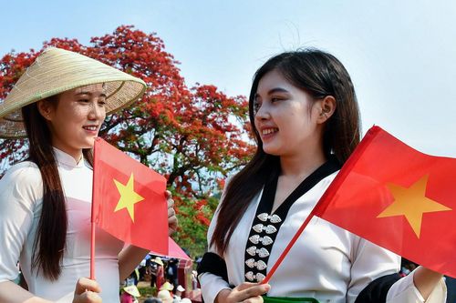 Đồi A1 Điện Biên Phủ đông nghẹt du khách trước ngày diễu binh, diễu hành