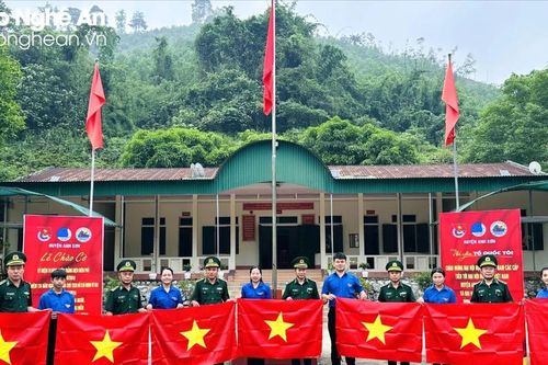 Trao tặng cờ Tổ quốc, gắn biển cảnh báo đuối nước ở khu vực biên giới