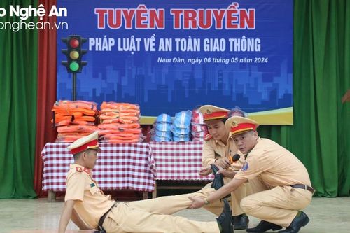 Cảnh sát giao thông Nghệ An tuyên truyền pháp luật về an toàn giao thông, phòng chống đuối nước cho học sinh