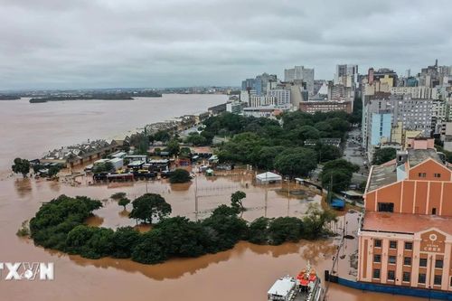 Brazil 'chạy đua' với thời gian giải cứu người dân mắc kẹt trong mưa lũ