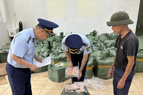 Xử phạt hành chính, tiêu hủy gần 2 tấn xúc xích không rõ nguồn gốc xuất xứ